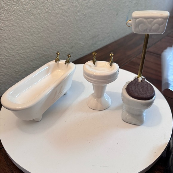 Other - Vintage Dollhouse miniature furniture ceramic bathtub toilet & sink